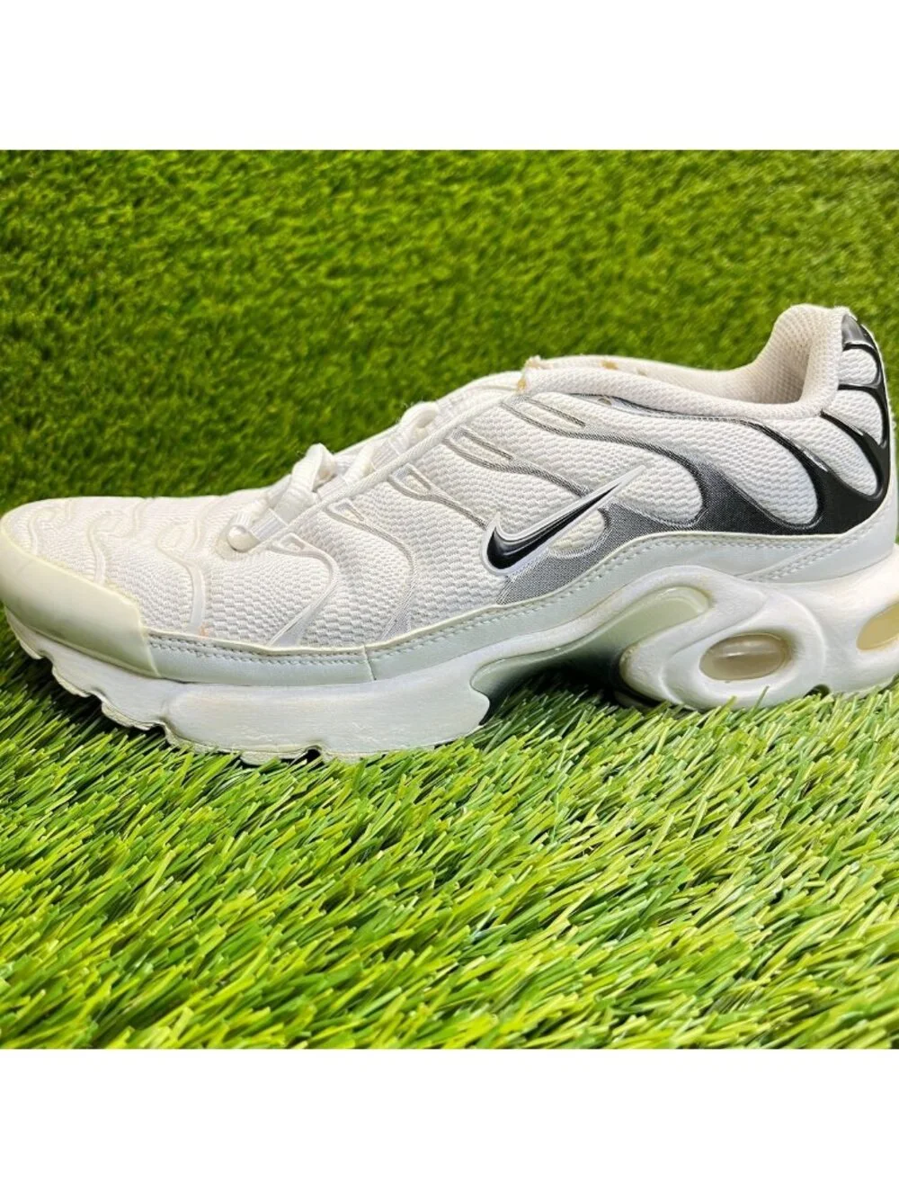 Nike Air Max Plus Boys Size 5.5Y White Black Athletic Running Shoes Sneakers